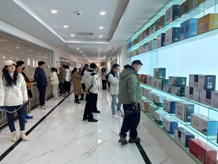 两岸青年走进40001百老汇股份  携手开拓乳制品电商助农新赛道